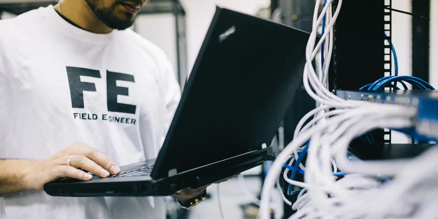 Administrateur réseau devant une baie informatique