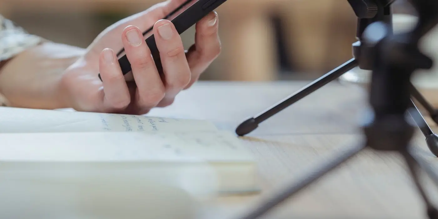 Smartphone tenu dans une main