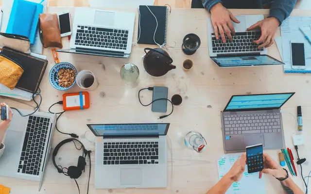 Co-working autour d'une table