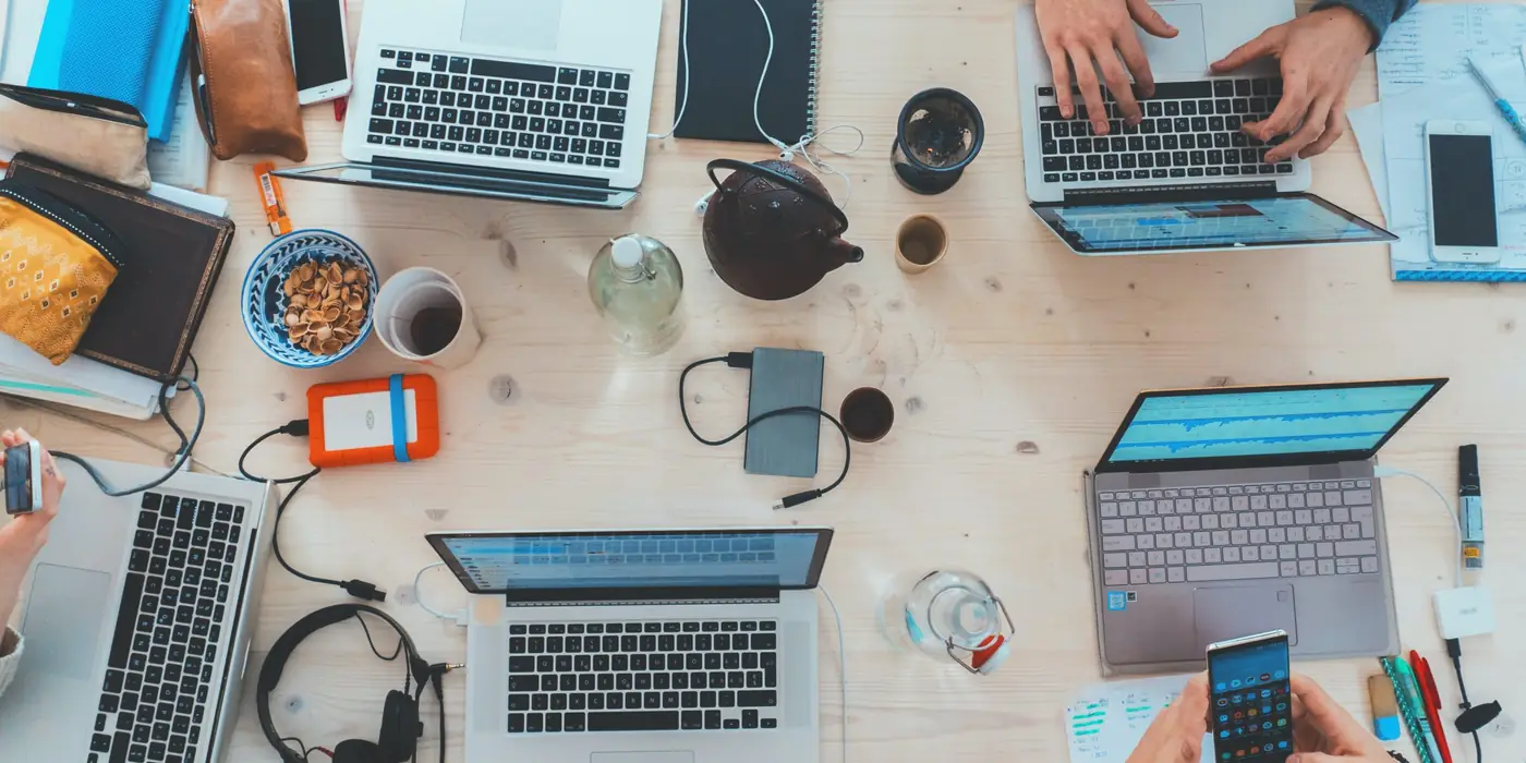 Co-working autour d'une table