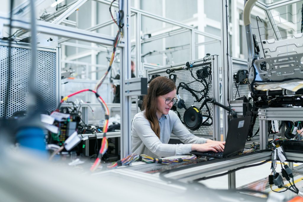 femme travaillant dans un laboratoire de Recheche et développement technologique