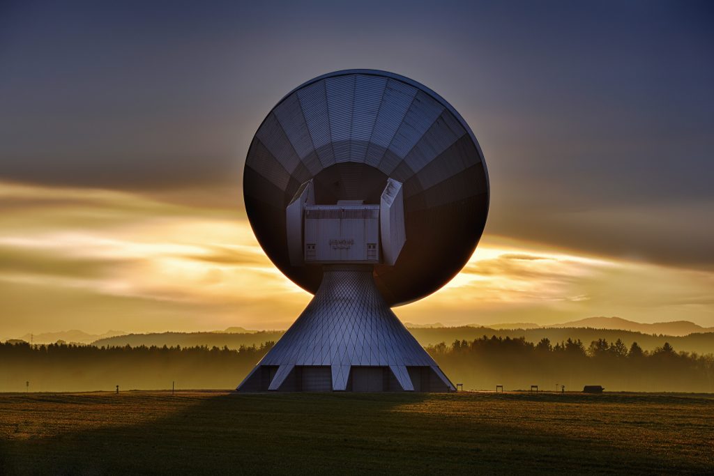 Antenne satellite sous un crépuscule
